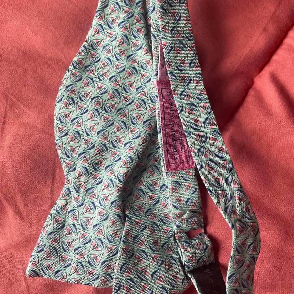 Vineyard Vines Bow tie. Silk, sailboat print. - Picture 3 of 3